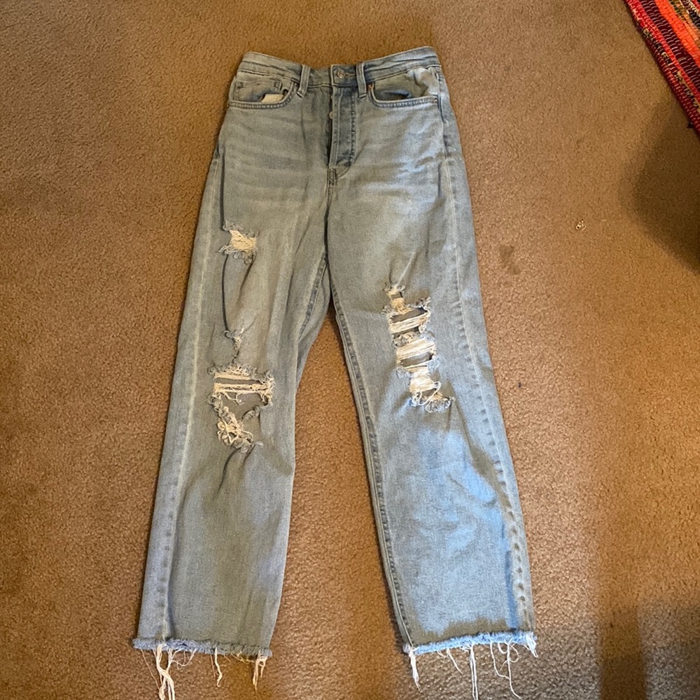 Light wash ripped wide leg jeans!